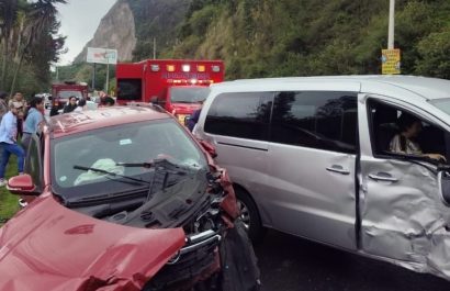 en-la-via-quito-papallacta-se-registro-un-accidente-de-transito-que-dejo-dos-personas-fallecidas-y-ocho-heridas-una-de-gravedad