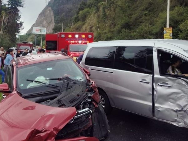 en-la-via-quito-papallacta-se-registro-un-accidente-de-transito-que-dejo-dos-personas-fallecidas-y-ocho-heridas-una-de-gravedad