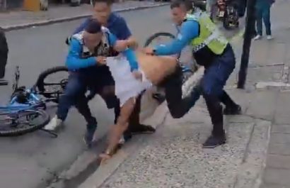 en-los-golpes-termino-un-incidente-entre-el-conductor-de-un-auto-y-dos-agentes-de-la-agencia-de-transito-y-movilidad-atm