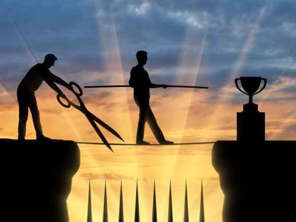 La envidia es un fenómeno social que afecta la convivencia y el bienestar emocional