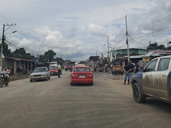 esta-hablitado-el-paso-vehicular-en-la-via-portoviejo-santa-ana