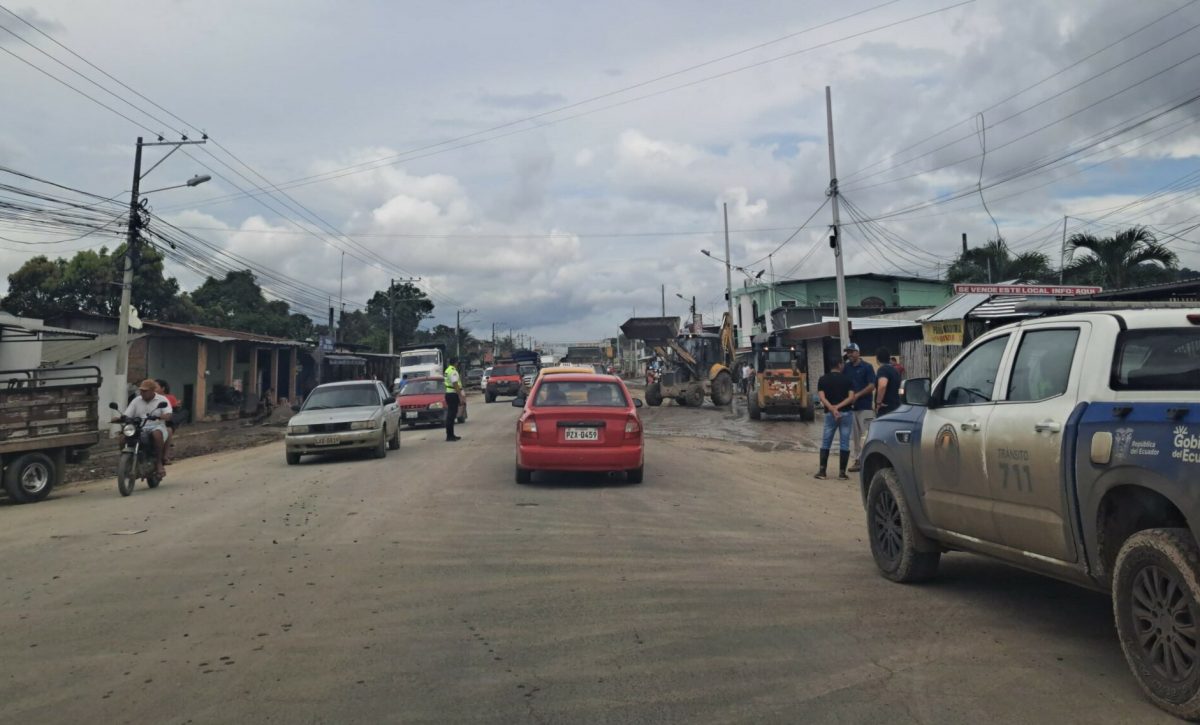 esta-hablitado-el-paso-vehicular-en-la-via-portoviejo-santa-ana