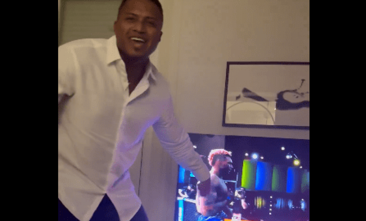 Michael Morales venció por nocaut técnico y Antonio Valencia reaccionó con emoción
