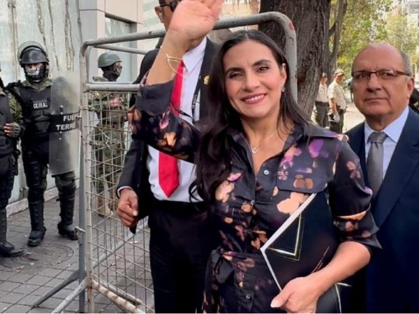 este-jueves-26-de-diciembre-del-2024-el-ministerio-del-trabajo-ofrecio-disculpas-publicas-a-veronica-abad-vicepresidenta-de-la-republica