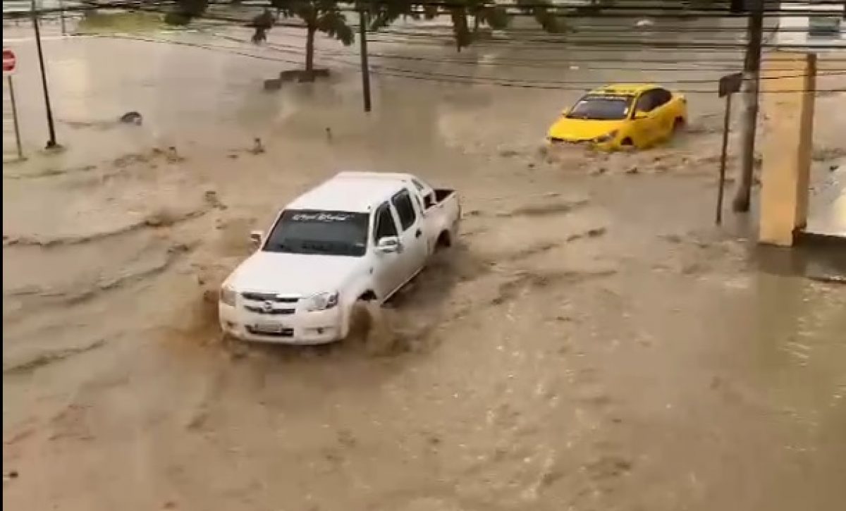 este-miercoles-5-de-marzo-de-2025-el-canton-rocafuerte-en-la-provincia-de-manabi-enfrenta-serias-inundaciones