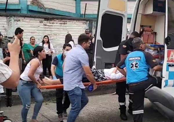 Terrible ataque armado frente a escuela en Babahoyo deja dos heridas y un joven fallecido