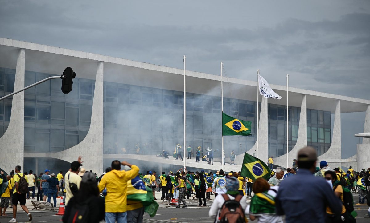 Manifestantes invaden sede del poder y la Presidencia de la República en Brasil.