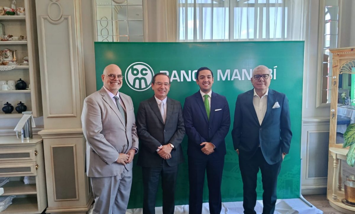Directivos e invitados del Banco Comercial de Manabí.