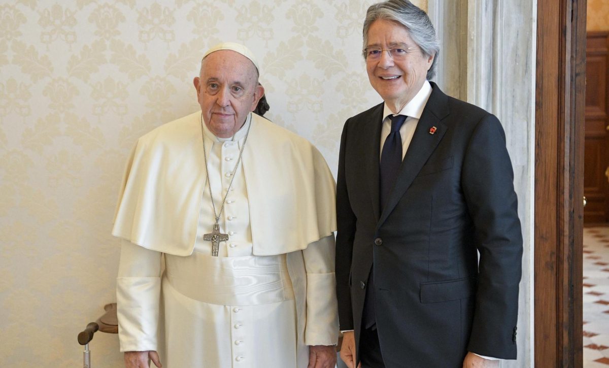 Lasso se reunió con el papa y le regaló un cuadro hecho por un preso