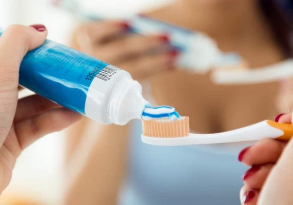 Fluoruro de estaño en pastas dentales: beneficios comprobados y posibles efectos adversos