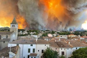 Francia combate su peor incendio desde 1949 en el sur del país