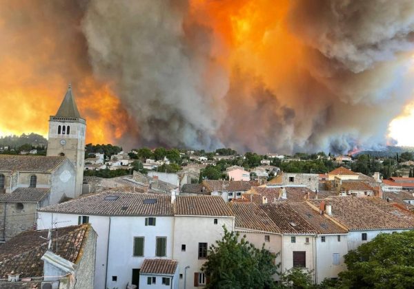 Francia combate su peor incendio desde 1949 en el sur del país