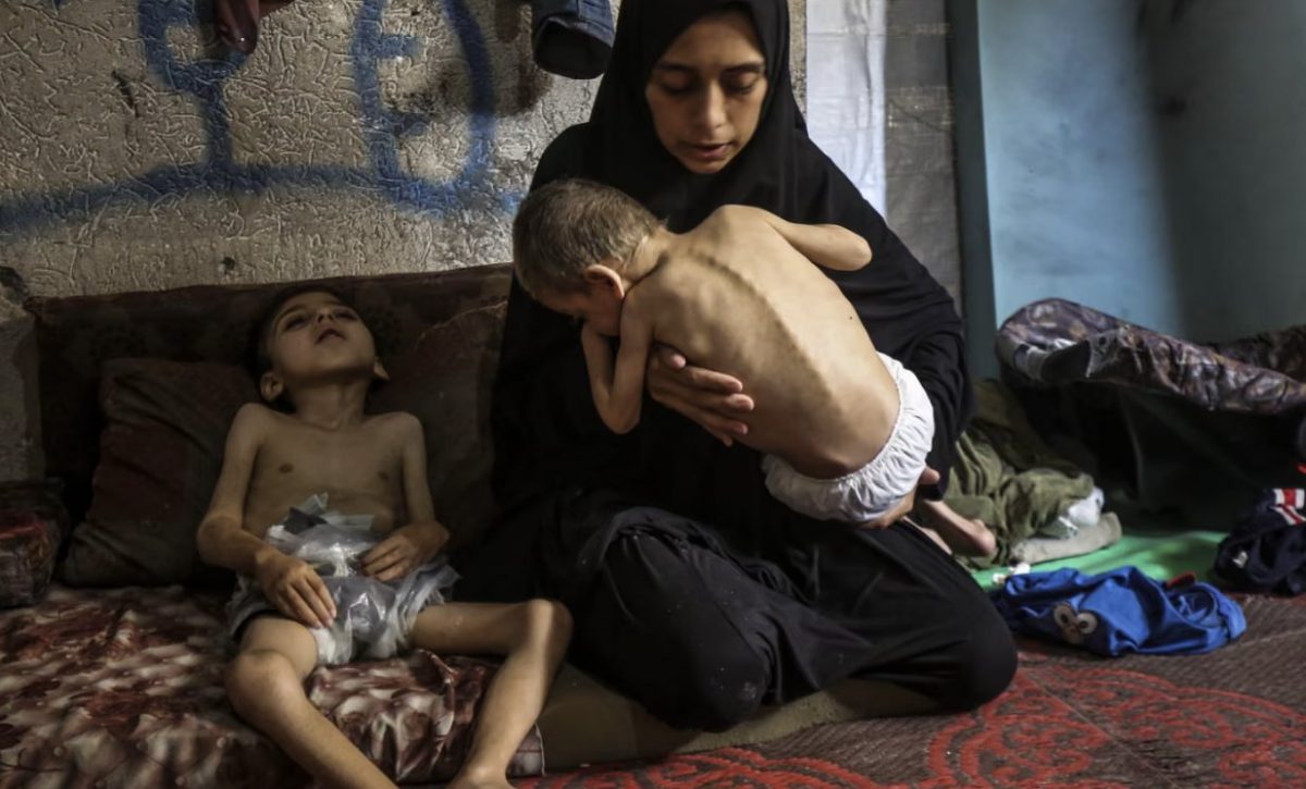 La población de Gaza, de más de dos millones de personas, se enfrenta a una grave escasez de alimentos, muchos niños ya han muerto.