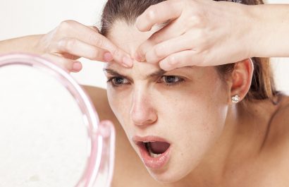 Dermatólogos advierten sobre los riesgos de reventar granos en el rostro