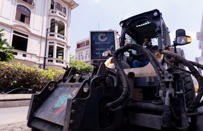 Los trabajos abarcan desde bacheo asfáltico hasta repavimentación con hormigón.