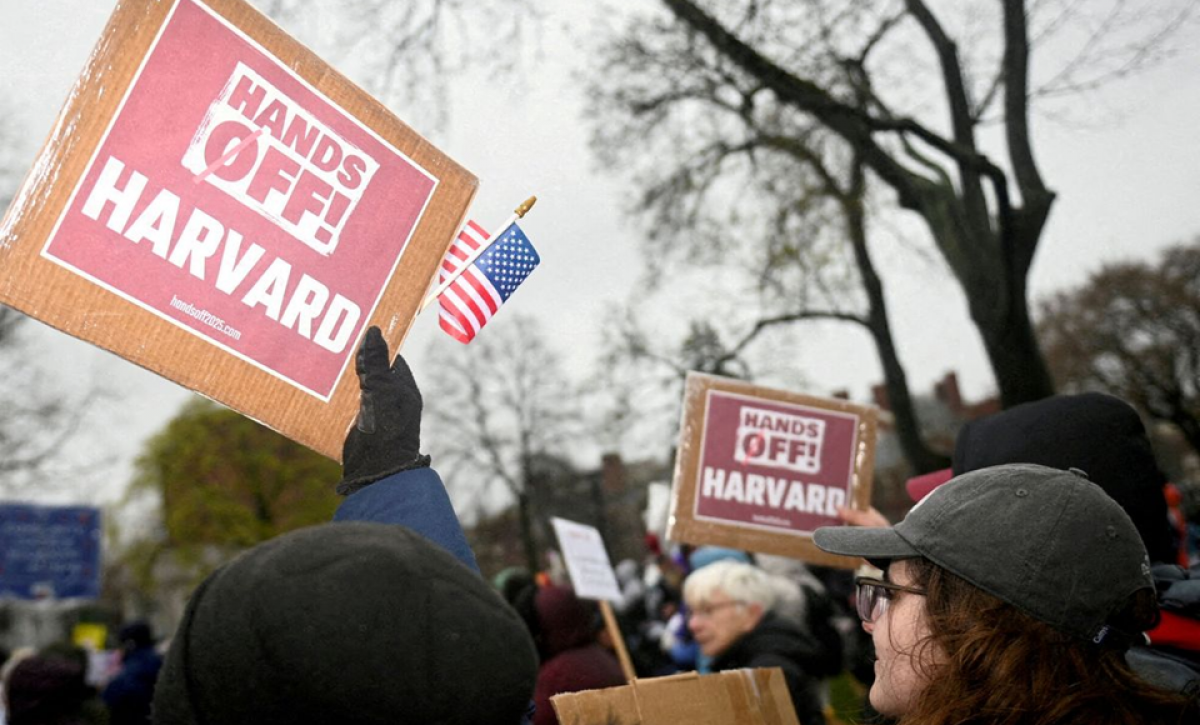 Justicia de EE. UU. favorece a Harvard en disputa con la Administración Trump