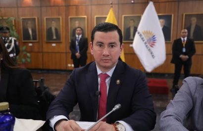 Bancada oficialista defiende a Ferdinan Álvarez tras acusaciones de prófugo en caso de corrupción hospitalaria.
