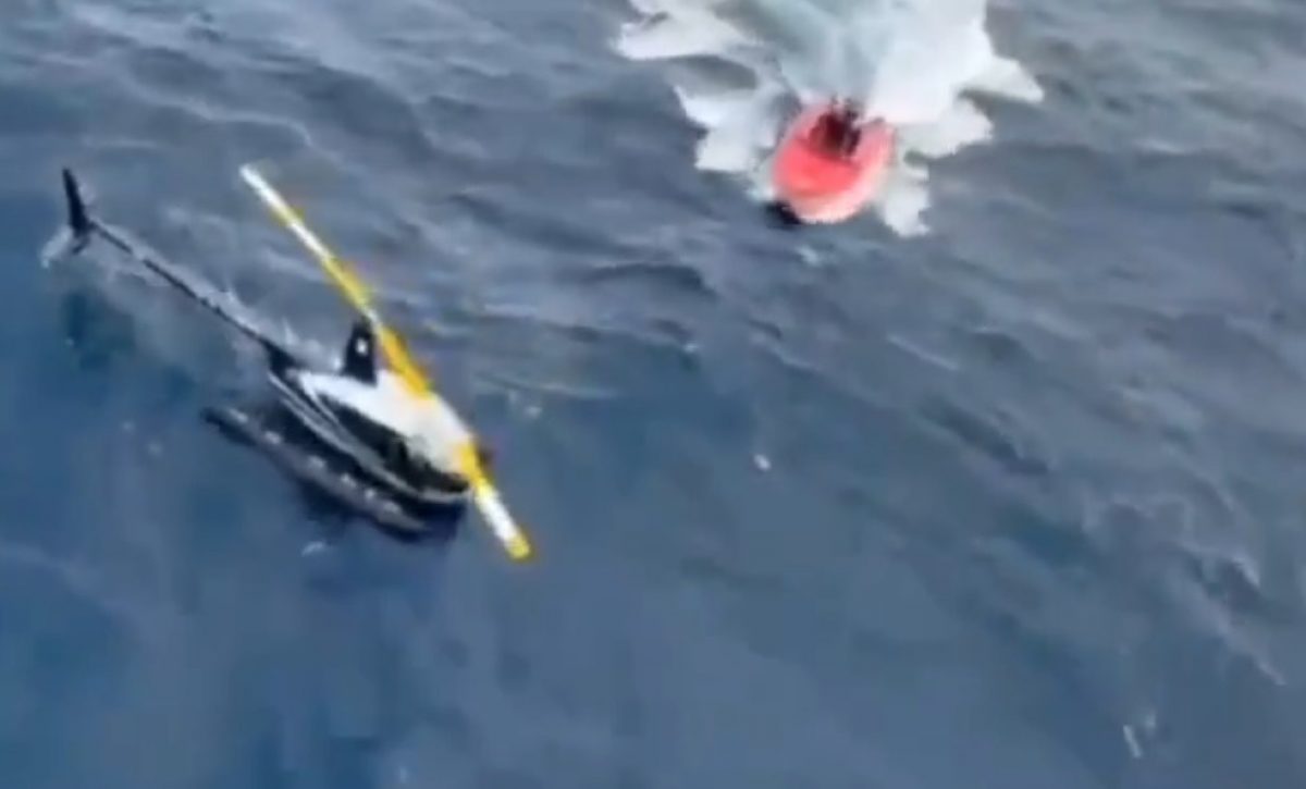 Instantes del rescate a los pasajeros del helicóptero tras un aterrizaje de emergencia en alta mar. (captura)