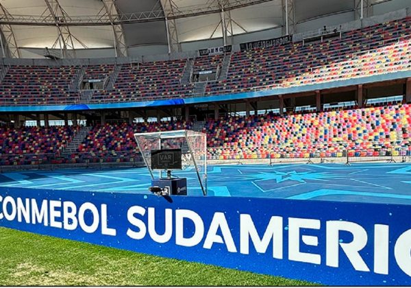 El monitor del VAR será movido al lado opuesto de los bancos de suplentes en los estadios. FOTO: Conmebol.