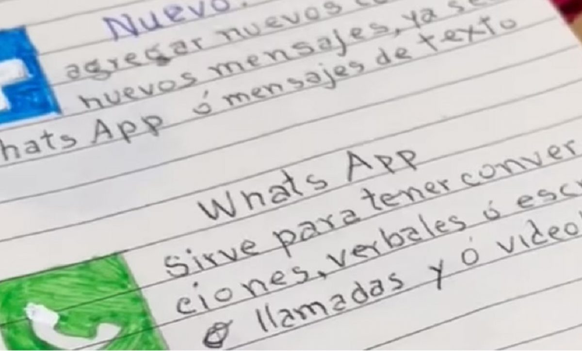 El abuelo usa un cuaderno donde anota el paso a paso para usar su celular.