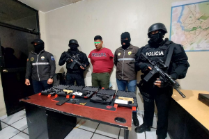 Cae en Portoviejo integrante de “Los Lobos” con arsenal en su poder