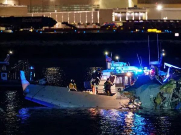 internacional-un-avion-con-mas-de-60-pasajeros-y-un-helicoptero-chocan-en-washington