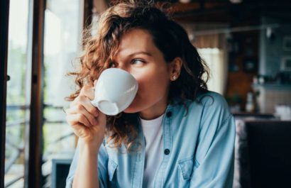 ¿Un café al día para envejecer mejor? Esto dice la ciencia sobre beberlo en las mañanas
