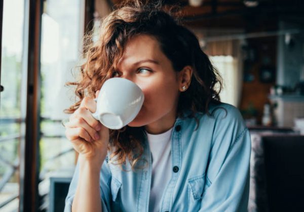 ¿Un café al día para envejecer mejor? Esto dice la ciencia sobre beberlo en las mañanas
