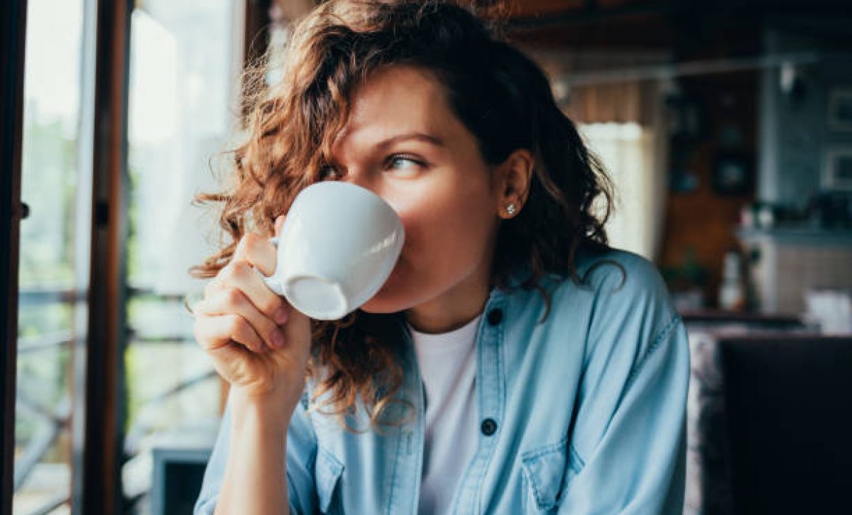 ¿Un café al día para envejecer mejor? Esto dice la ciencia sobre beberlo en las mañanas
