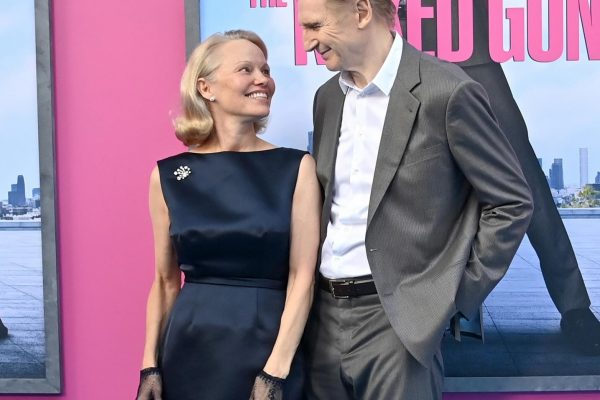 La actriz Pamela Anderson junto a Liam Neeson, en una de las promociones de la película The Naked Gun. FOTO: pamelaanderson (Instagram).