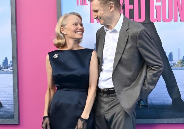 La actriz Pamela Anderson junto a Liam Neeson, en una de las promociones de la película The Naked Gun. FOTO: pamelaanderson (Instagram).