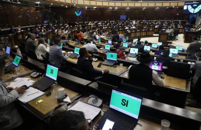 La moción para aprobar la terna fue presentada por el asambleísta Pablo Jurado, de Acción Democrática Nacional (ADN). FOTO: @AsambleaEcuador.