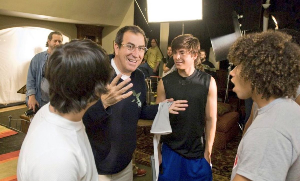 El director Kenny Ortega, junto a Zac Efron y Corbin Bleu, durante el rodaje de High School Musical 2.