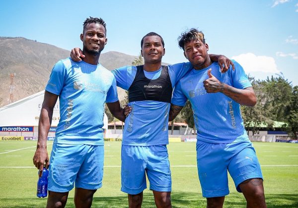 Bryan Ramírez (C) continuará en Liga de Quito para la Liga Ecuabet y Copa Libertadores. FOTO: @LDU_Oficial.