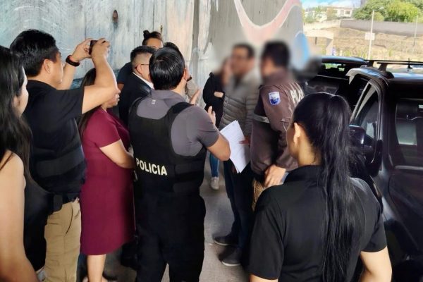 La detención de Santiago Díaz se dio en Quito, según imágenes difundidas por la Fiscalía. FOTO: @FiscaliaEcuador