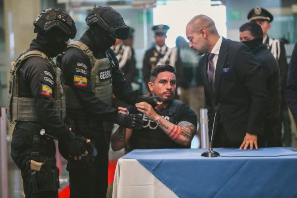 Daniel Salcedo y su abogado comparecen en la Comisión de Fiscalización de la Asamblea Nacional. FOTO: @AsambleaEcuador.