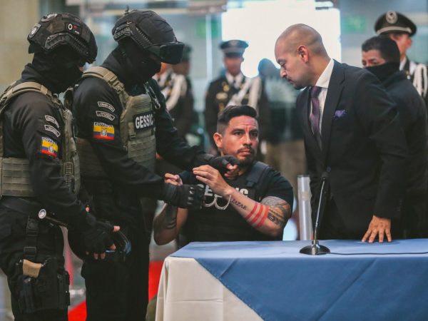 Daniel Salcedo y su abogado comparecen en la Comisión de Fiscalización de la Asamblea Nacional. FOTO: @AsambleaEcuador.