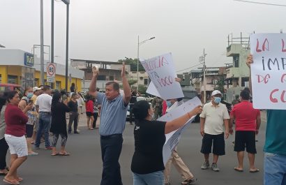 Habitantes de Los Esteros en Manta, bloquearon las principales calles para exigir la reparación de la estación de bombeo paralizada desde enero