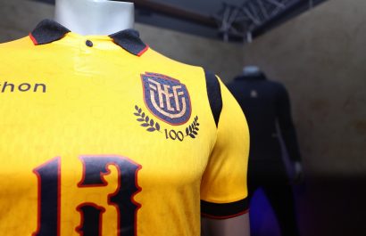 la-federacion-ecuatoriana-de-futbol-fef-conmemora-el-centenario-con-una-camiseta-especial-para-las-eliminatorias