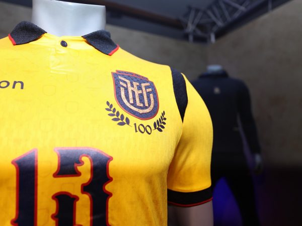 la-federacion-ecuatoriana-de-futbol-fef-conmemora-el-centenario-con-una-camiseta-especial-para-las-eliminatorias