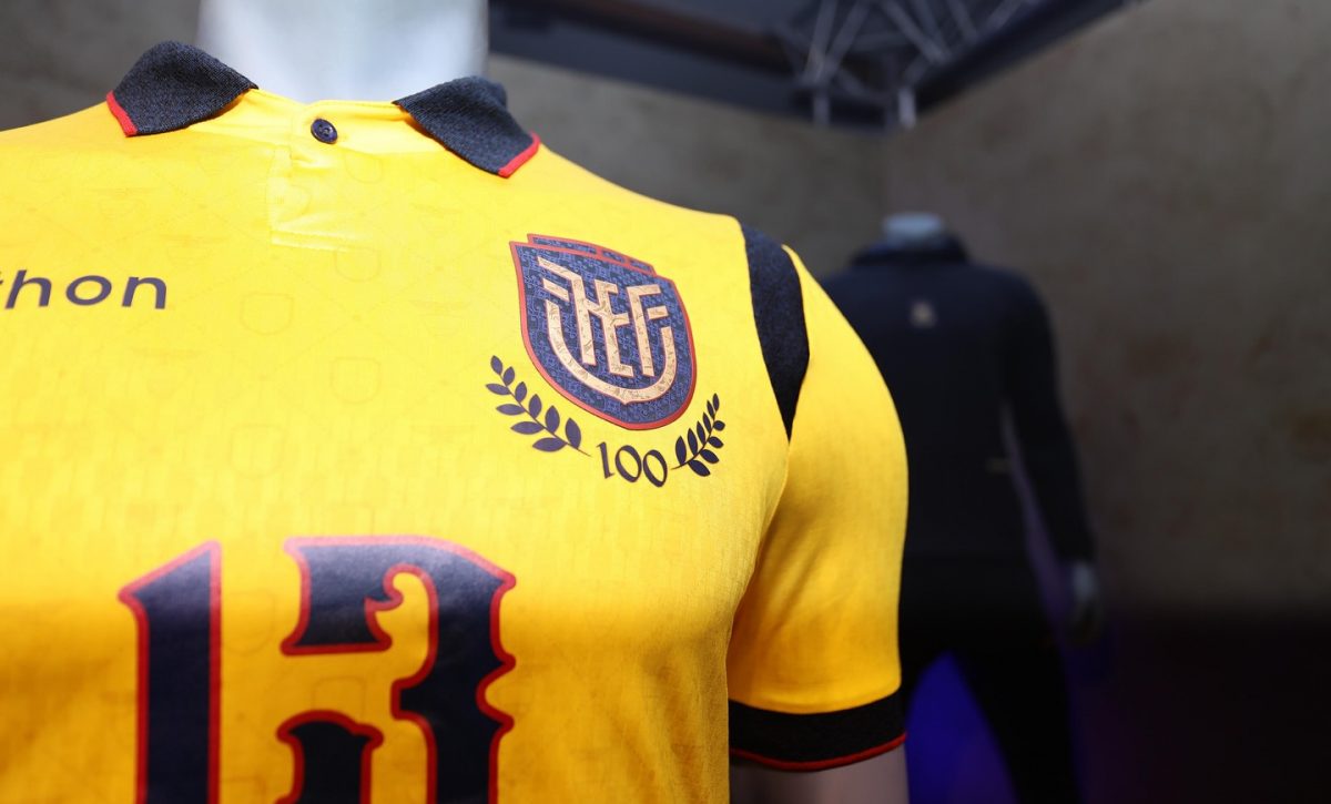 la-federacion-ecuatoriana-de-futbol-fef-conmemora-el-centenario-con-una-camiseta-especial-para-las-eliminatorias