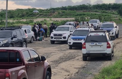 la-persecucion-policial-termino-en-un-sector-alejado-de-manta-donde-habian-varias-covachas-de-madera-y-latones