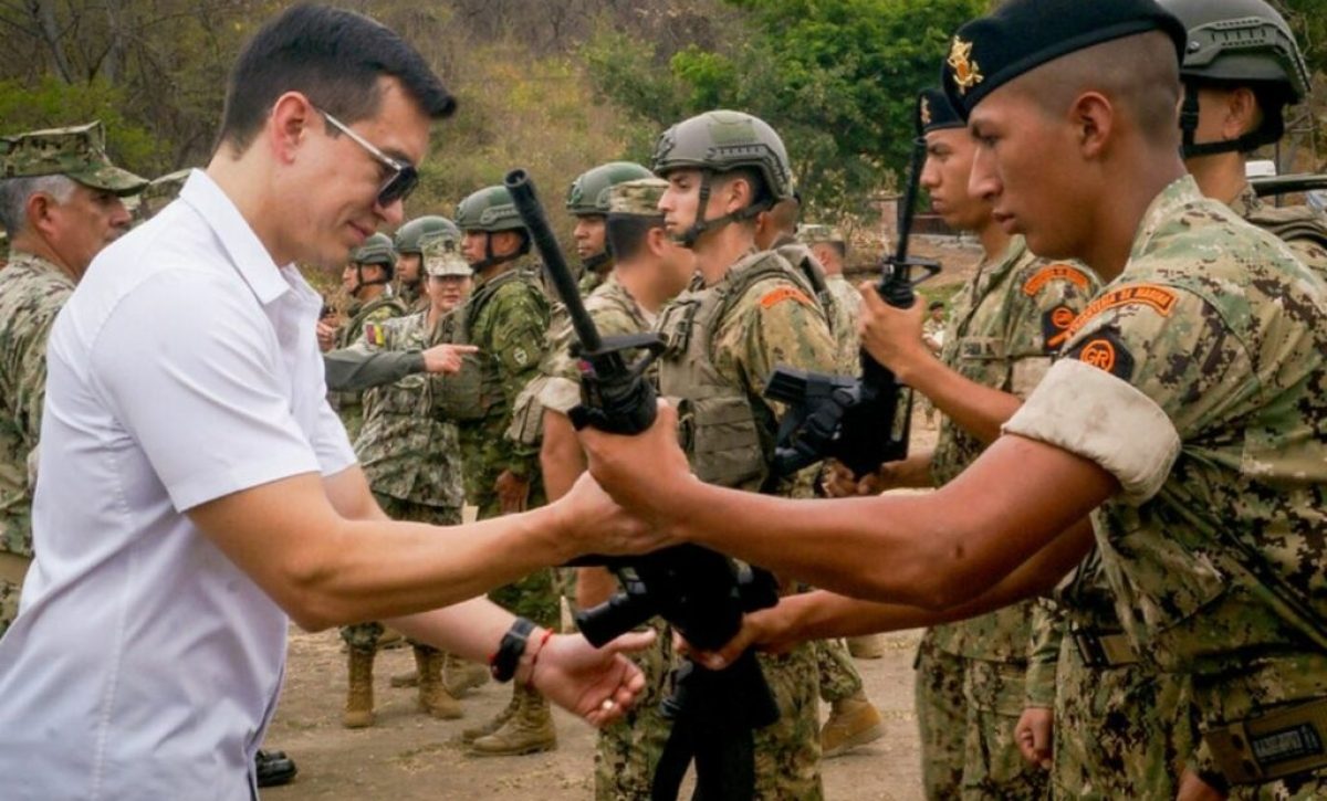 la-policia-nacional-y-las-fuerzas-armadas-le-dieron-la-espalda-a-la-vicepresidenta-de-la-republica-veronica-abad