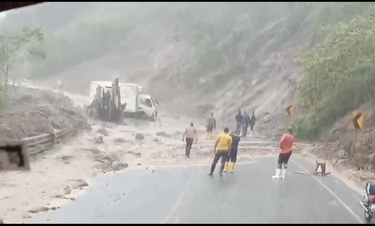 la-via-portoviejo-junin-esta-nuevamente-bloqueada-por-deslizamientos-de-tierra