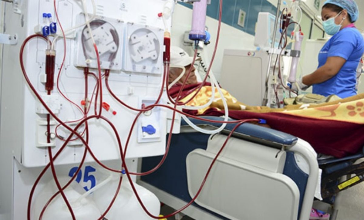las-clinicas-de-dialisis-estan-en-crisis-y-los-familiares-de-decenas-de-pacientes-protestaron-contra-el-gobierno