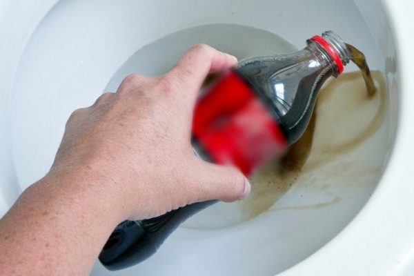 Cola negra como alternativa de limpieza: usos comprobados y recomendaciones