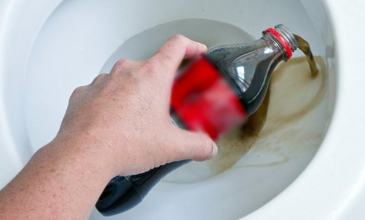 Cola negra como alternativa de limpieza: usos comprobados y recomendaciones