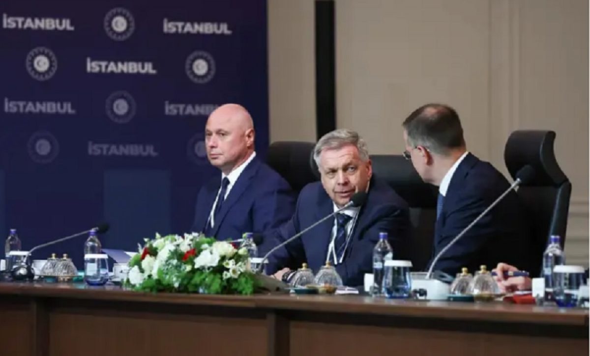 Miembros de la delegación rusa acuden a la tercera ronda de conversaciones de paz con la parte ucraniana en el Palacio Ciragan de Estambul. FOTO: Europa Press.