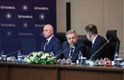 Miembros de la delegación rusa acuden a la tercera ronda de conversaciones de paz con la parte ucraniana en el Palacio Ciragan de Estambul. FOTO: Europa Press.