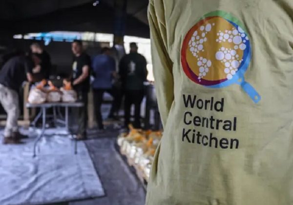 Trabajadores palestinos preparan comidas en una cocina de WCK en Rafá, en la Franja de Gaza. FOTO: Europa Press.